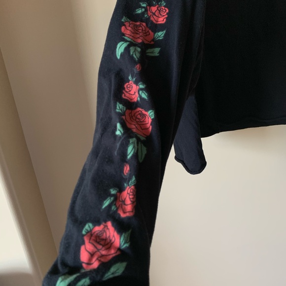 Black long sleeve crop tee with rose print - Picture 3 of 3